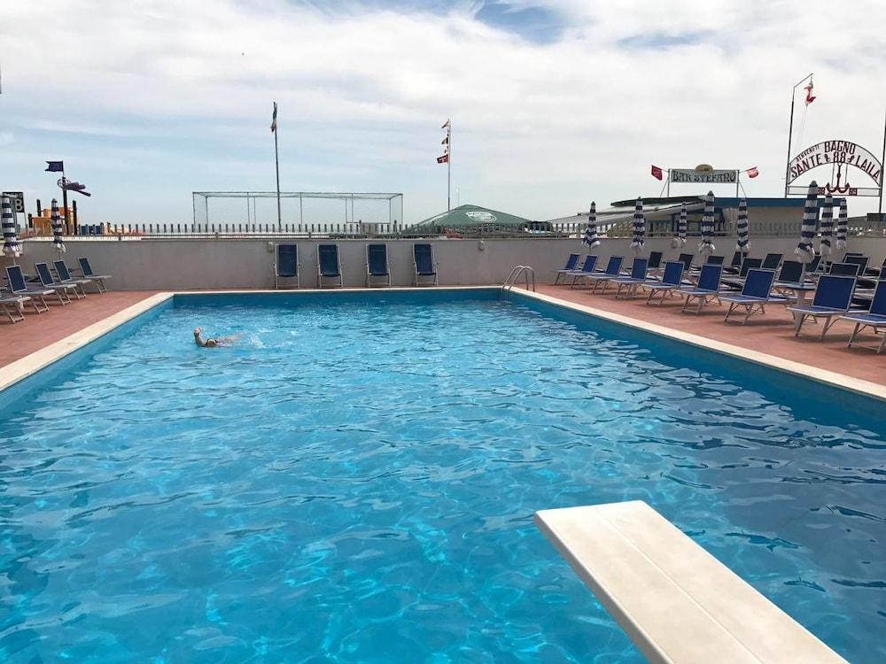 Hotel Majestic Pesaro Exterior photo